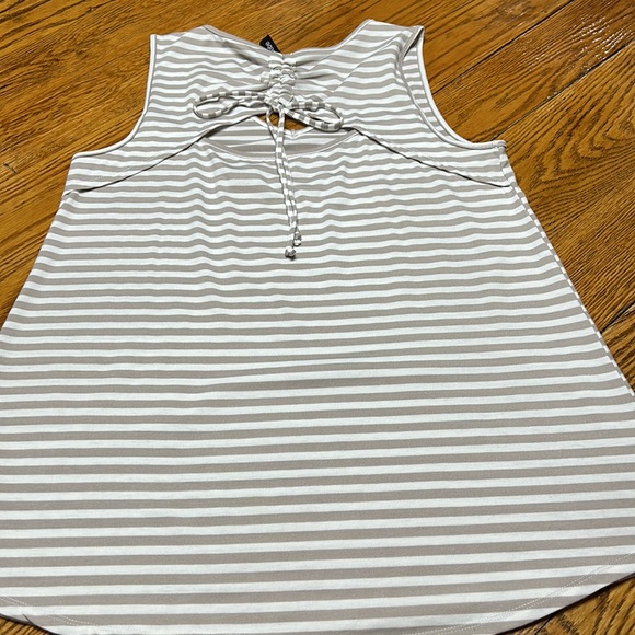 Zoe + Phoebe stripe sleeveless top, keyhole back.  Size Medium. - Picture 3 of 6